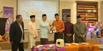 BADRUL Isa (dua dari kanan) bersama barisan tetamu kehormat dalam Majlis Pelancaran Biskut Raya 'CeriteRaya' oleh MPP UiTM di Hotel UiTM, Shah Alam, di sini, hari ini.