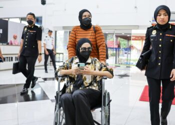 SALWANI Anuar@Kamaruddin berkerusi roda di Mahkamah Sesyen Kuala Terengganu. - UTUSAN/PUQTRA HAIRRY