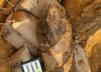 SEBUTIR bom lama jenis Aerial era Perang Dunia Kedua yang ditemui di kawasan kebun Felda Bukit Senggeh, Nyalas, tengah hari semalam.