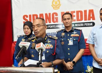 AHMAD Izram Osman dalam sidang akhbar Program Sumbangan Kebajikan JBPM dengan kerjasama Persatuan Suri dan Pegawai Wanita (Perisma) Kebangsaan di Ibu Pejabat JBPM Perak di Ipoh.