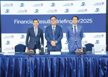 FAD'L Mohamed (kiri) dan Tan Sri Abdul Farid Alias (tengah) dalam pengumuman prestasi Bursa Malaysia 2025 di Bursa Malaysia semalam.