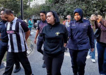 DAYANG Norshida dan Masran dibawa ke Kompleks Mahkamah Seremban hari ini bagi berdepan pertuduhan mengabai dan mencederakan seorang kanak-kanak lelaki berusia 10 tahun-UTUSAN / MOHD SHAHJEHAN MAAMIN