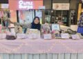 SITI Liana Abdullah menunjukkan hasil kraftangan buatannya.