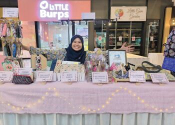 SITI Liana Abdullah menunjukkan hasil kraftangan buatannya.