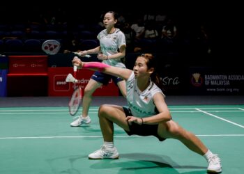 Aksi pasangan beregu wanita negara, Ong Xin Yee dan Carmen Ting ketika menentang pasangan Jepun, Rui Hirokami dan Sayaka Hobara pada Kejohanan Badminton Terbuka Malaysia 2026, di Stadium Axiata Arena, di sini hari ini. - UTUSAN/SHIDDIEQIIN ZON