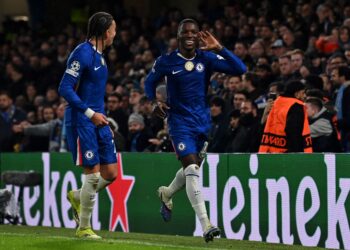 Moises Caicedo (kanan) meraikan jaringan dengan gaya sendiri ketika Chelsea berdepan Pafos bagi aksi Liga Juara-Juara Eropah di Stamford Bridge.-AFP