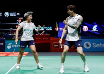 Aksi pasangan beregu campuran negara, Chen Tang Jie dan Toh Ee Wei ketika menentang pasangan Indonesia, Jafar Hidayatullah dan Felisha Alberta Nathaniel Pasaribu pada pusingan pertama Kejohanan Badminton Terbuka Malaysia 2026, di Stadium Axiata Arena, di sini hari ini. - UTUSAN/SHIDDIEQIIN ZON