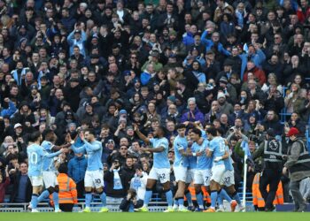 Penyerang Manchester City, Omar Marmoush (tiga dari kanan) diraikan rakan sepasukan selepas menjaringkan gol pembukaan pada perlawanan Liga Perdana Inggeris menentang Wolverhampton Wanderers di Stadium Etihad, Manchester, England, hari ini. - AFP