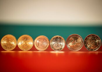 SYILING euro baharu dengan simbol Bulgaria dipamerkan di bank di Sofia.-AFP