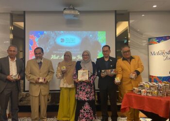 HASSAN Saad (Kiri) dalam Majlis Pelancaran 'Cookies Malaysia' sempena TMM2026 di Santa Grand Signature, Kuala Lumpur, semalam.