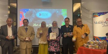 HASSAN Saad (Kiri) dalam Majlis Pelancaran 'Cookies Malaysia' sempena TMM2026 di Santa Grand Signature, Kuala Lumpur, semalam.