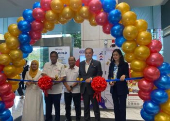 BAHAROM Embi (dua dari kiri) dan Khairil Anuar Mohammad Anuar (tiga dari kiri) barisan pengurusan tertinggi kumpulan ketika Majlis Pelancaran Mesin Layan Diri Emas CBP di sini hari ini.