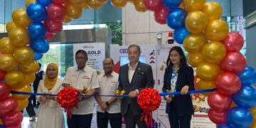 BAHAROM Embi (dua dari kiri) dan Khairil Anuar Mohammad Anuar (tiga dari kiri) barisan pengurusan tertinggi kumpulan ketika Majlis Pelancaran Mesin Layan Diri Emas CBP di sini hari ini.