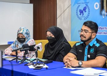 AHLI keluarga mangsa sindiket pemerdagangan manusia ketika bercakap pada sidang akhbar yang diadakan di Megan Avenue 1, Kuala Lumpur di sini, hari ini. - UTUSAN/SYAKIR RADIN