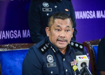 MOHAMAD Lazim Ismail ketika bercakap pada sidang media tangkapan tiga individu yang terlibat kes penipuan di Ibu Pejabat Polis Daerah Wangsa Maju di sini, hari ini. - UTUSAN/SYAKIR RADIN
