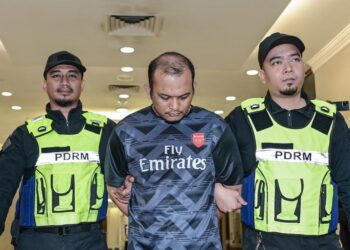 LELAKI warganegara Indonesia (tengah) mengaku bersalah atas tiga pertuduhan amang seksual fizikal terhadap dua kanak-kanak lelaki ketika dihadapkan di Mahkamah Sesyen – UTUSAN/SYAKIR RADIN