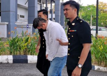 SOON Kein Chong diiring pegawai SPRM ketika dihadapkan ke Mahkamah Sesyen, Seremban, Negeri Sembilan atas pertuduhan memberi suapan RM50,000. - UTUSAN/MOHD. SHAHJEHAN MAAMIN