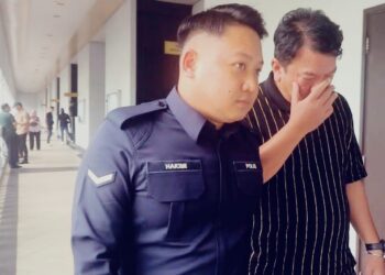 AHMAD Nadzri Ab Razak, 39, (kanan) mengaku bersalah atas dua pertuduhan menipu dan menggunakan dokumen palsu ketika membuat pinjaman bank berjumlah RM150,000, lapan tahun lalu.