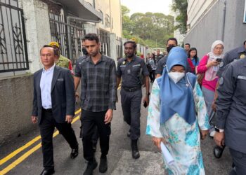 ANITA Lukman (dua dari kanan) dihadapkan ke Mahkamah Sesyen, Johor Bahru, Johor atas pertuduhan membuang puntung rokok dan botol minuman. - UTUSAN/BAAZLAN IBRAHIM