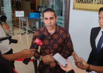 HARESH Deol semasa sidang akhbar di pekarangan Kompleks Mahkamah Kuala Lumpur, hari ini.