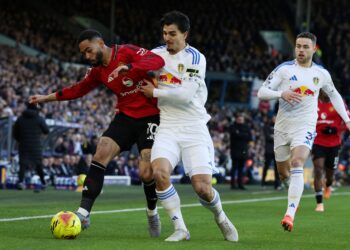 PENYERANG Manchester United, Matheus Cunha di asak pertahanan Leeds pada aksi Liga Perdana Inggeris di Elland Road, hari ini.-AFP