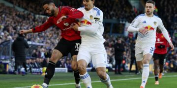 PENYERANG Manchester United, Matheus Cunha di asak pertahanan Leeds pada aksi Liga Perdana Inggeris di Elland Road, hari ini.-AFP