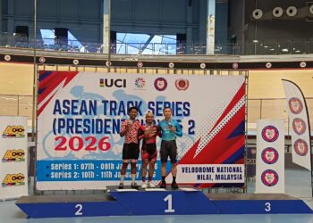 AZIZULHASNI (tengah) memenangi pingat emas dalam acara keirin dalam Siri Trek Asean (Piala Presiden) 1 di Velodrom Nasional, semalam.
