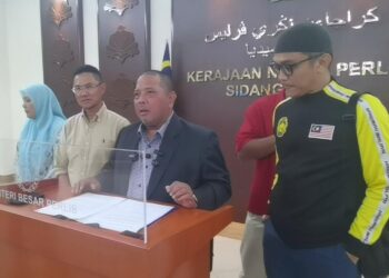 ABU Bakar Hamzah (tiga dari kiri) dalam sidang akhbar selepas mempengerusikan mesyuarat Exco di Kompleks Seri Putra, Kangar, Perlis, malam tadi. -UTUSAN/ASYRAF MUHAMMAD