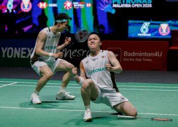 Pasangan beregu lelaki negara, Aaron Chia-Soh Wooi Yik meraikan kemenangan selepas menewaskan pasangan Indonesia, Fajar Alfian-Muhammad Shohibul Fikri pada peringkat separuh akhir Kejohanan Badminton Terbuka Malaysia 2026, di Stadium Axiata Arena, di sini, hari ini. Foto: SHIDDIEQIIN ZON