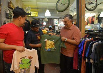 ROZABIL Abd. Rahman (kanan) ketika mengunjungi LokaLusuh Pop-Up di Jalan Rani Estate, Arau, Perlis semalam.-UTUSAN/IZLIZAN OTHMAN