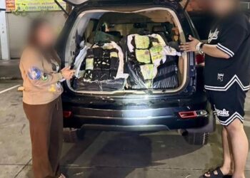 LELAKI rakyat Malaysia dan wanita Thailand antara tiga ditahan selepas pihak berkuasa Thailand menemukan 213 kilogram syabu di dalam kenderaan mereka di Wilayah Chumphon, semalam. - IHSAN POLIS