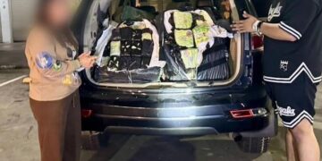 LELAKI rakyat Malaysia dan wanita Thailand antara tiga ditahan selepas pihak berkuasa Thailand menemukan 213 kilogram syabu di dalam kenderaan mereka di Wilayah Chumphon, semalam. - IHSAN POLIS