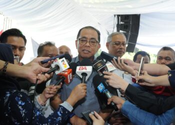 MOHAMED Khalid Nordin pada sidang media sempena majlis Program Kampung Angkat Madani Kementerian Pertahanan di Kampung Tuan Seh, Tanjung Sedili, Kota Tinggi disini hari ini. UTUSAN/RAJA JAAFAR ALI