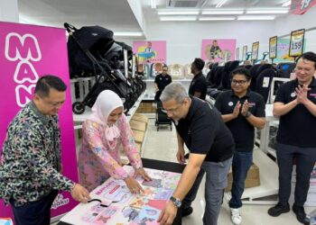 TUANKU Syed Faizuddin Putra Jamalullail (kiri) dan Tuanku Dr Hajah Lailatul Shahreen Akashah Khalil (dua dari kiri) berkenan melawat outlet Manjaku Ke-51 di Kangar Jaya, Perlis. -UTUSAN/ASYRAF MUHAMMAD