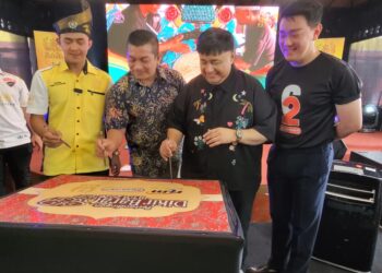 SUHAIMI Sulaiman (dua dari kanan) menconteng batik sebagai simbolik pelancaran Pertandingan Dikir Barat RTM 2026 di Kota Bharu, Kelantan. - UTUSAN/MUSTAQIM MOHAMED