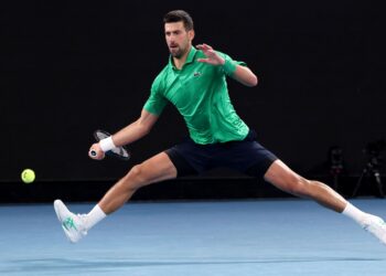 BINTANG Serbia, Novak Djokovic membalas pukulan Pedro Martinez dari Sepanyol pada aksi pusingan pertama Terbuka Australia di Melbourne Park.-AFP
