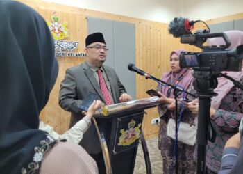 MOHAMED Fadzli Hassan (tengah) bercakap kepada pemberita selepas Mesyuarat Mingguan Exco Kerajaan Kelantan di Komplek Kota Darulnaim, Kota Bharu, Kelantan. - UTUSAN/MUSTAQIM MOHAMED