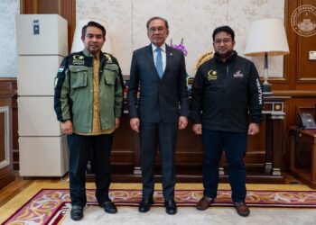Perdana Menteri, Datuk Seri Anwar Ibrahim bersama Ketua Pengarah Sumud Nusantara Command Center (SNCC), Datuk Sani Araby Abdul Alim Araby yang juga Ketua Aktivis Kemanusiaan Majlis Perundingan Pertubuhan Islam Malaysia (Mapim)
