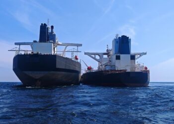 DUA kapal tangki yang ditahan Maritim Malaysia Pulau Pinang selepas disyaki memindahkan minyak mentah tanpa kebenaran.-GAMBAR/MARITIM PULAU PINANG