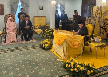 TUANKU Syed Sirajuddin Jamalullail (kanan) berkenan memasyhurkan dua entiti utama USM dalam majlis yang berlangsung di Istana Arau, Perlis, hari ini. -UTUSAN/ASYRAF MUHAMMAD