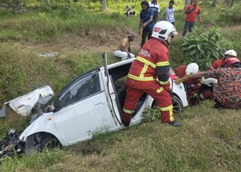 TIGA maut dalam kemalangan membabitkan dua kereta di Jalan Sungai Kob, Kulim. - IHSAN JBPM Kedah