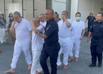 TERTUDUH dibawa keluar dari mahkamah selepas mengaku bersalah atas pertuduhan melindungi migran di Kompleks Mahkamah Kangar, Perlis, hari ini. -UTUSAN/ASYRAF MUHAMMAD