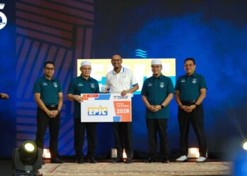 MUHTAR Suhaili (tengah) menyerahkan replika sebagai simbolik tajaan skuad gergasi basikal tempatan, Terengganu Cycling Team (TSG) kepada Hishamuddin Abdul Karim semasa Majlis Memperkenalkan Pasukan Terengganu Cycling Team 2026 di Kuala Terengganu, Terengganu, baru-baru ini.