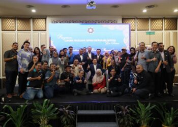 AZAM Baki (duduk, tengah) bergambar bersama pengamal media semasa menghadiri program Cakna Rasuah SPRM bersama media Zon Timur di Kota Bharu, Kelantan. - UTUSAN/KAMARUL BISMI KAMARUZAMAN