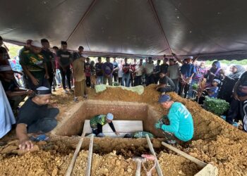 JENAZAH tiga beranak yang maut kemalangan dikebumikan dalam satu liang lahad di Tanah Perkuburan Islam Masjid Muhammad Al-Fateh, Taman Mutiara Sungai Kob di Kulim.