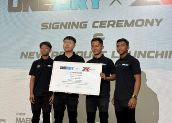 Pengurus pasukan ZK Racing, Zulfahmi Khairuddin (dua dari kanan) ketika bersama Hakim Danish (kanan) dan Qabil Irfan (kiri) pada Majlis Menandatangani Perjanjian Penajaan ZK Racing dengan jenama pakaian dan aksesori motosikal, OneDry di Serdang, hari ini.
