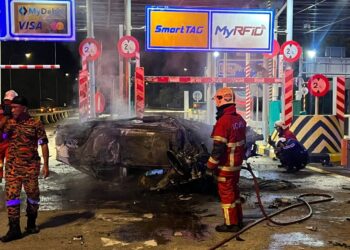 ANGGOTA bomba memadam kebakaran sebuah kereta jenis Honda Civic FD di Plaza Tol Jitra, Kubang Pasu, awal pagi ini.