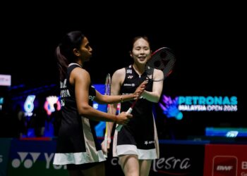 Aksi pasangan beregu wanita negara, Pearly Tan dan M. Thinaah ketika menentang pasangan India, Rutaparna Panda dan Swetaparna Panda pada pusingan pertama Kejohanan Badminton Terbuka Malaysia 2026, di Stadium Axiata Arena, di sini hari ini. Foto: SHIDDIEQIIN ZON