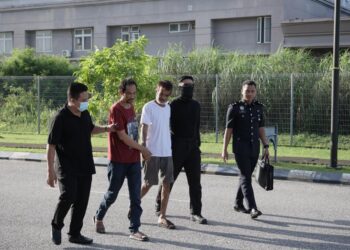 ANGGOTA polis membawa Mohammed Sanusi Dollah (tiga kanan) dan Azahar Hussin di Mahkamah Sesyen Kota Bharu, Kelantan. - UTUSAN/KAMARUL BISMI KAMARUZAMAN