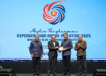ANWAR Ibrahim (dua kiri) menyerahkan plak penghargaan Tonggak Politik Keselamatan kepada Mohamad pada Majlis Penghargaan Kepengerusian ASEAN-Malaysia 2025 di MAEPS, Serdang, Selangor hari ini.-UTUSAN/FARIZ RUSADIO.
